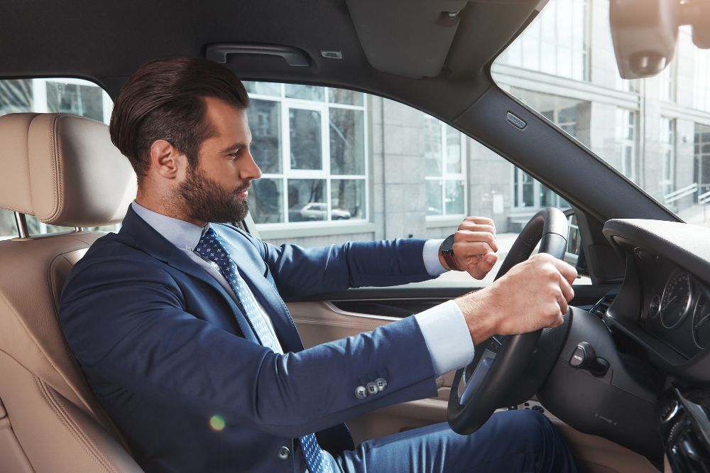 運転する男性