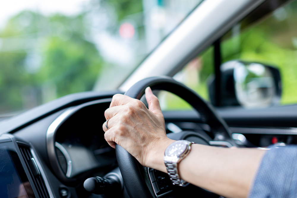 運転中の男性