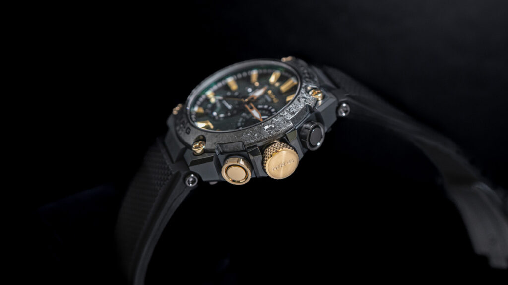 カシオ G-SHOCKの最上級ラインMR-Gより、日本の伝統色「鐵色