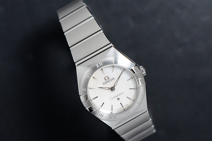 ホワイトマザーオブパールがエレガンスを添えるオメガ コンステ
