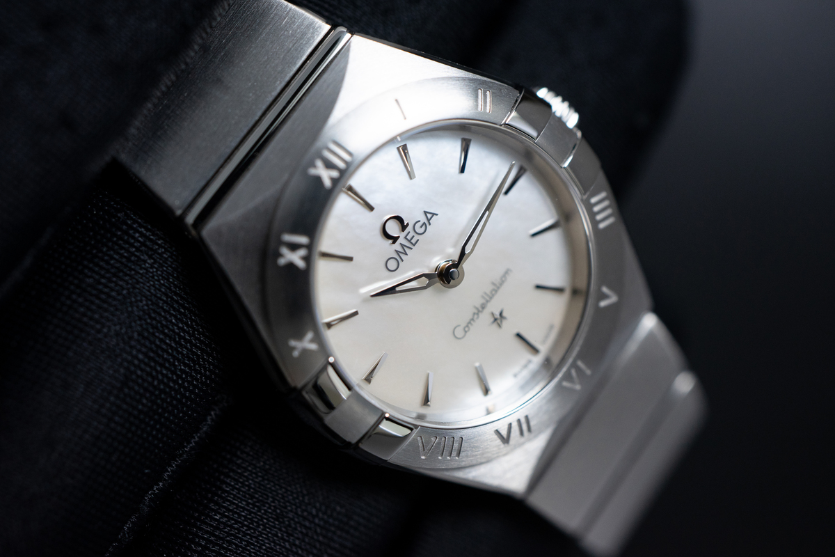 ホワイトマザーオブパールがエレガンスを添えるオメガ コンステ