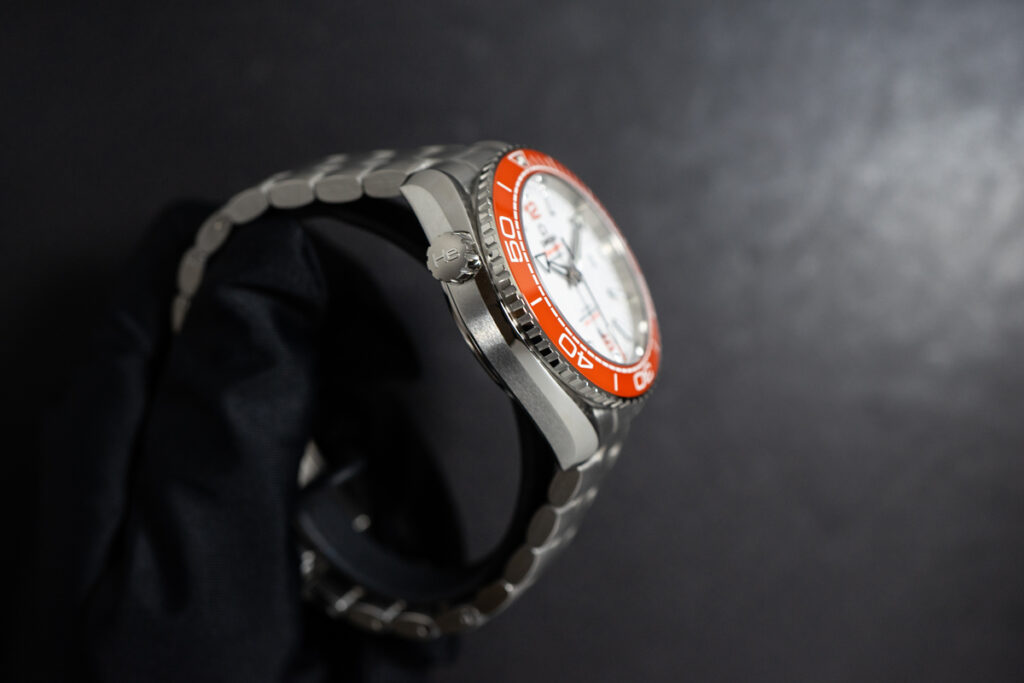 215.30.44.21.04.001のケース