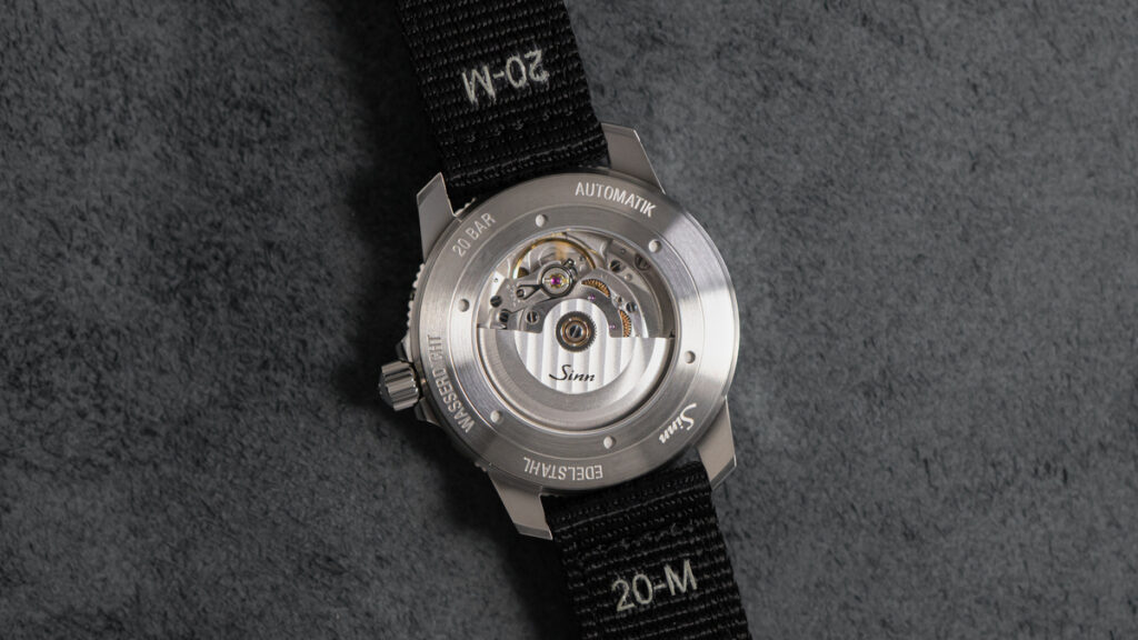 104 Classic 12のケースバック