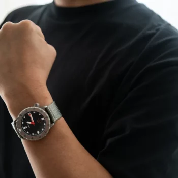 Sinn U1を黒Tシャツに合わせて着用した手元