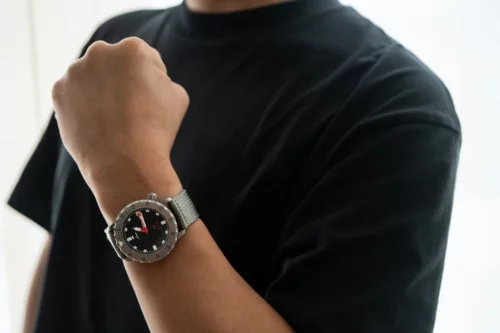 Sinn U1を黒Tシャツに合わせて着用した手元