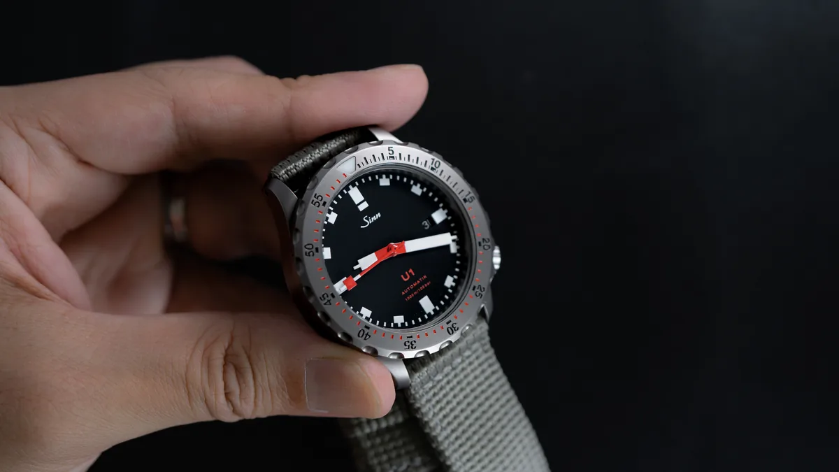 Sinn U1の黒文字盤と白いインデックス