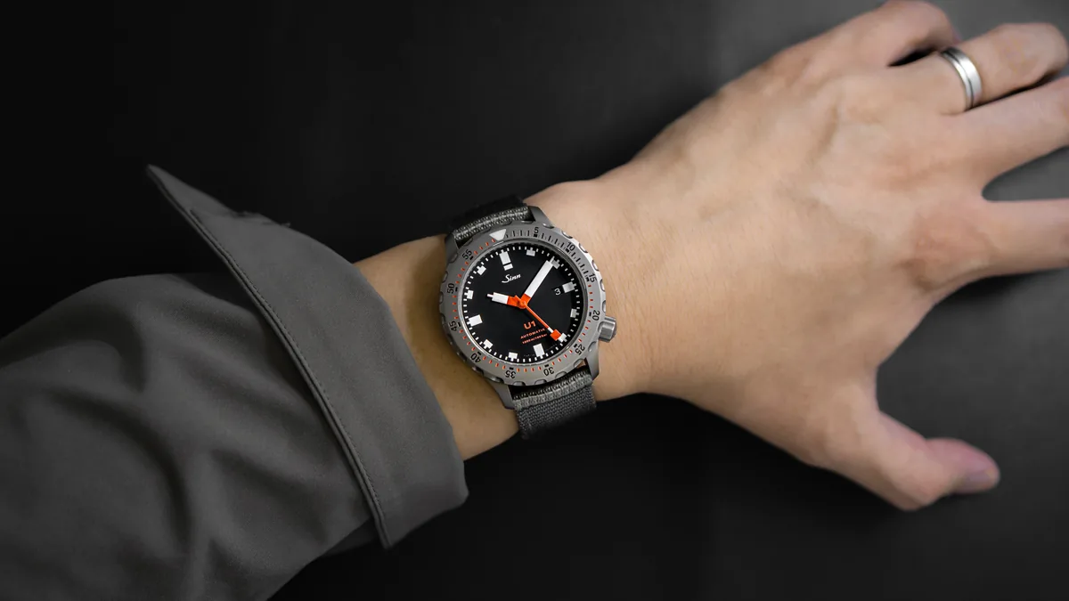 シャツスタイルでのSinn U1着用