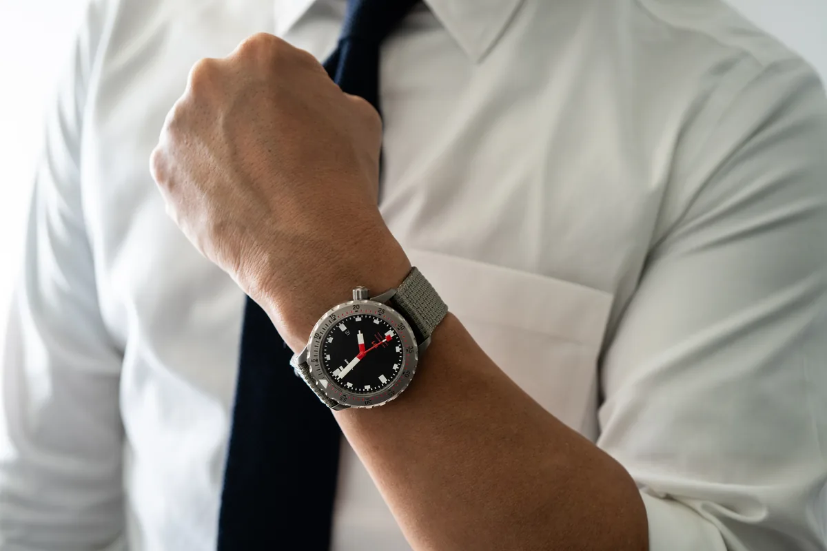 スーツスタイルに合わせたSinn U1