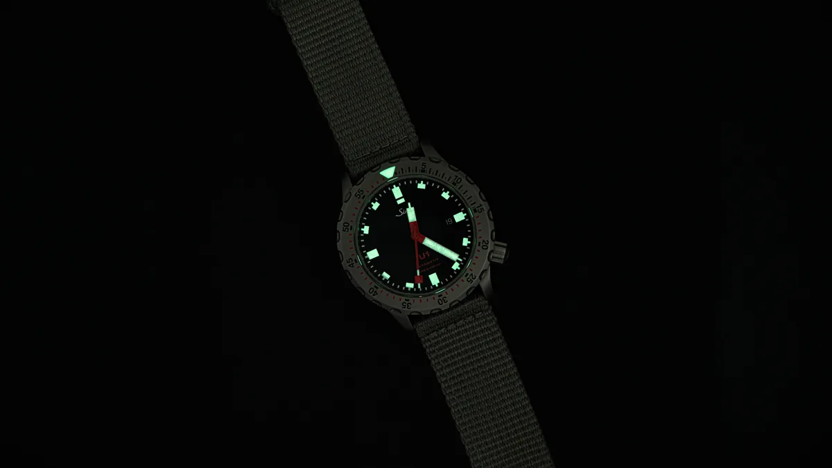 暗所で夜光が光るSinn U1の文字盤
