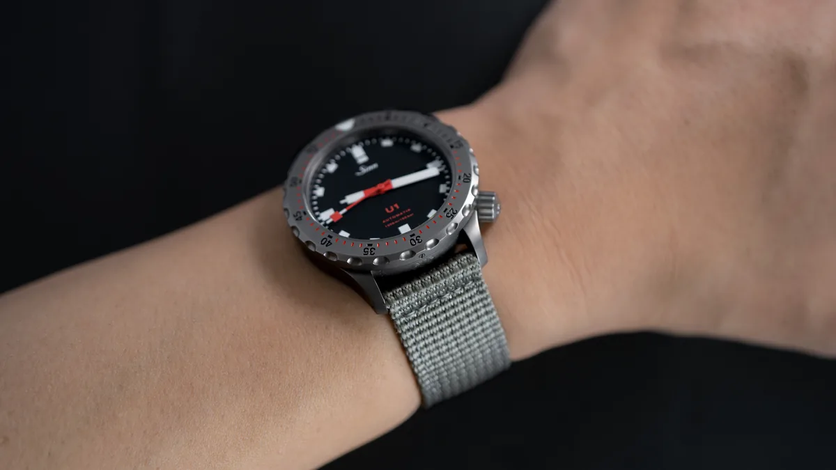 Sinn U1のミニマルな文字盤デザイン