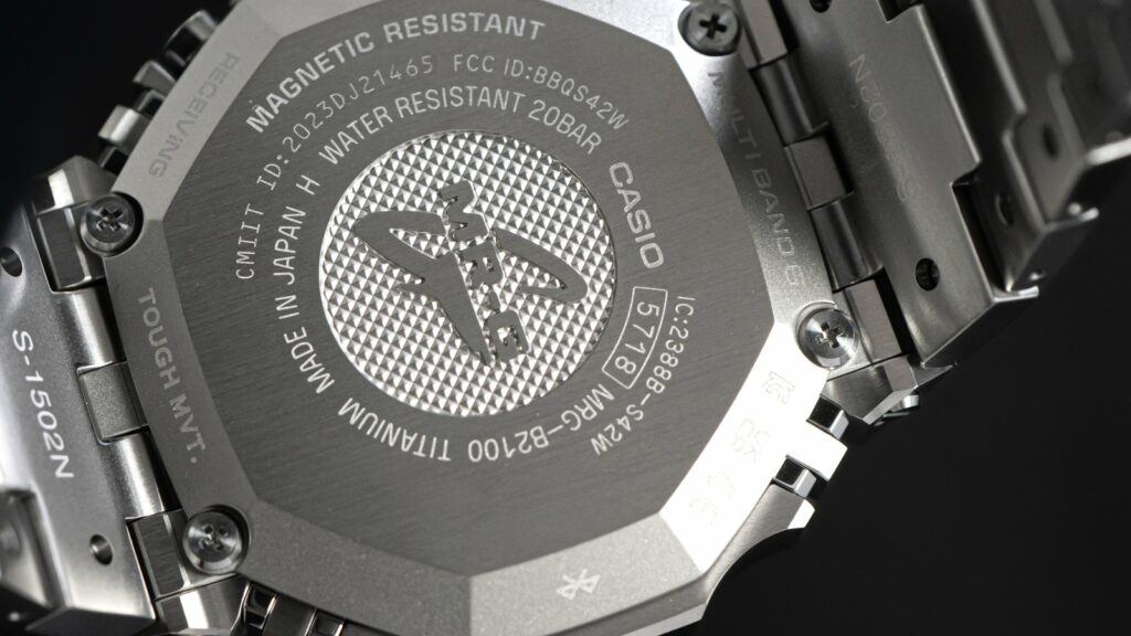 カシオ MR-G MRG-B2100D-2AJRの裏ぶた。四角で囲まれた取扱説明書の番号5718の刻印